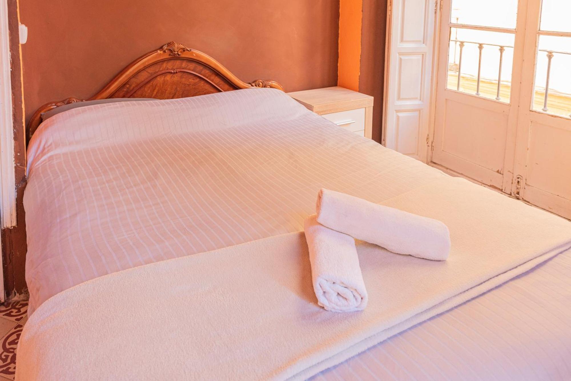 Private Rooms In Historic Building On The Square Malaga Ngoại thất bức ảnh