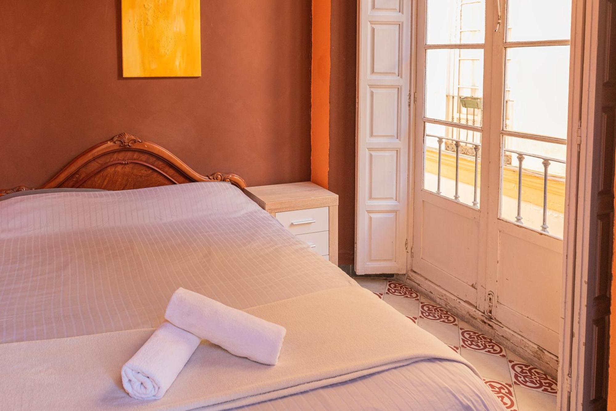 Private Rooms In Historic Building On The Square Malaga Ngoại thất bức ảnh